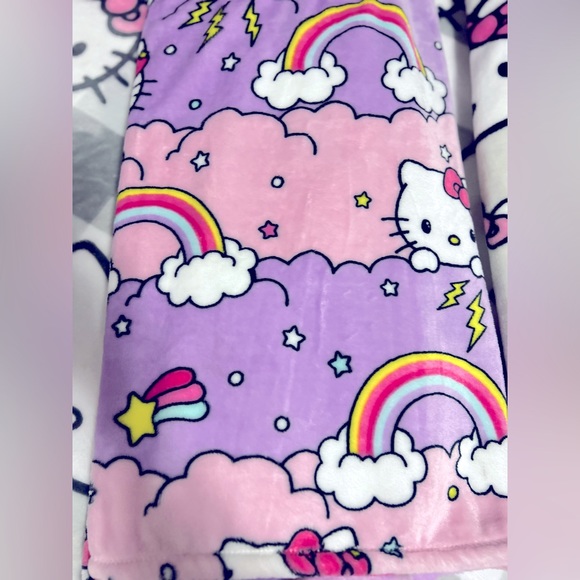 🚨🥳BNWT HELLO KITTY VIRAL BLANKETS SELLING IN BUNDLE AND OR INDIVIDUALLY!! 🥳🚨 - Picture 4 of 4